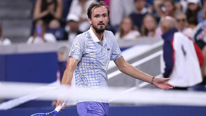 In Chaotic Scenes, Bonzi Ends Medvedev’s Troubled Year at the Grand Slams In Chaotic Scenes, Bonzi Ends Medvedev’s Troubled Year at the Grand Slams